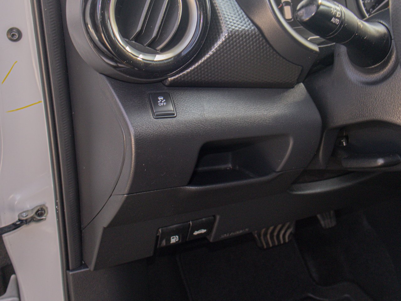 2019 Nissan Kicks SV FWD White Sherwood Park - photo #19