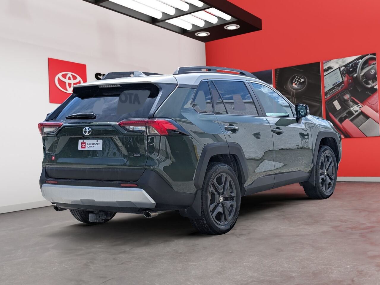 Toyota RAV4 Trail/SIÈGES CHAUFFANTS/TOIT OUVRANT/VOLANT CHAUFFANT/AC BIZONE/ 2024 Vert Kaki avec toit glace Sherbrooke - photo #3