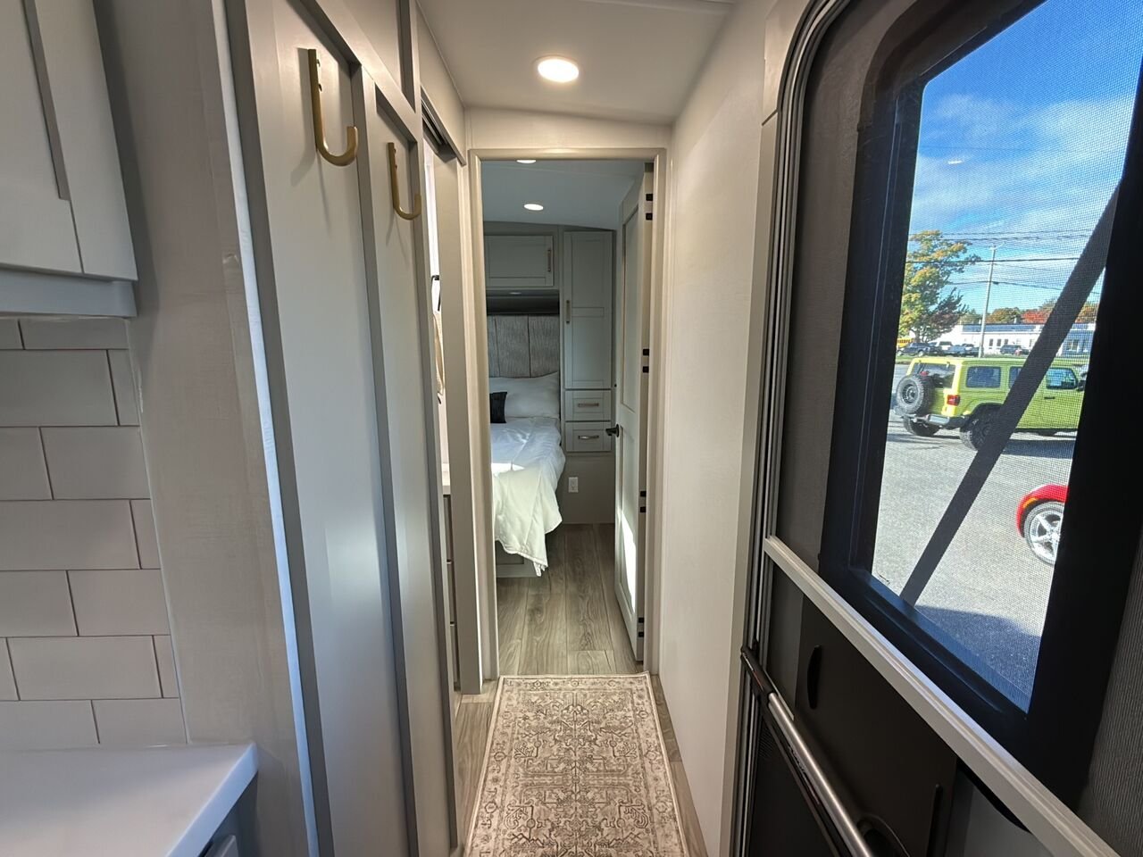 2025 BRINKLEY Z295 | ACCOMODATION White Granby - photo #18
