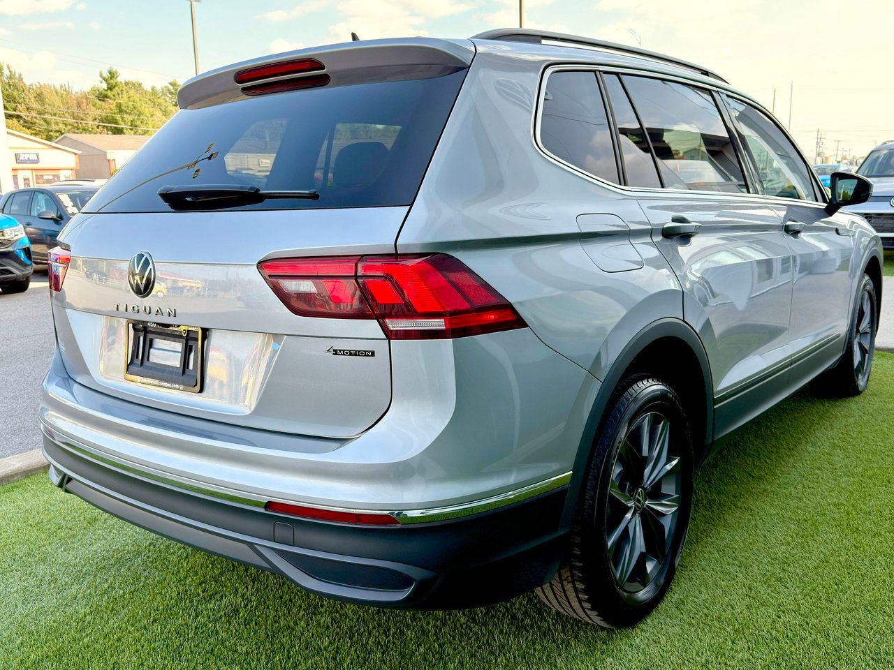 Volkswagen Tiguan 2023 Gris Notre-Dame-des-Prairies - photo #8