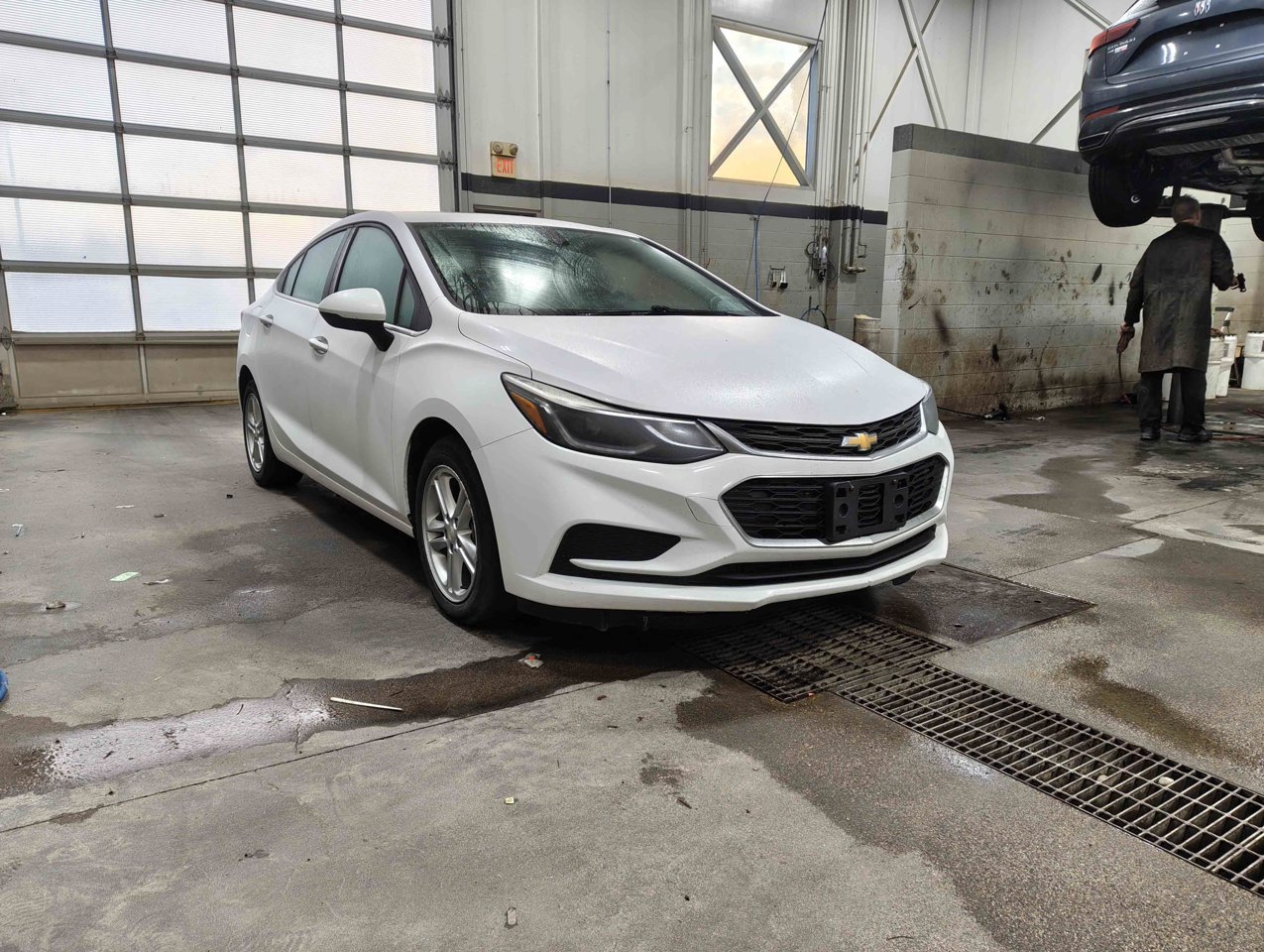 2017 Chevrolet Cruze 4dr Sdn 1.6L LT w/1SH White Sherwood Park - photo #2