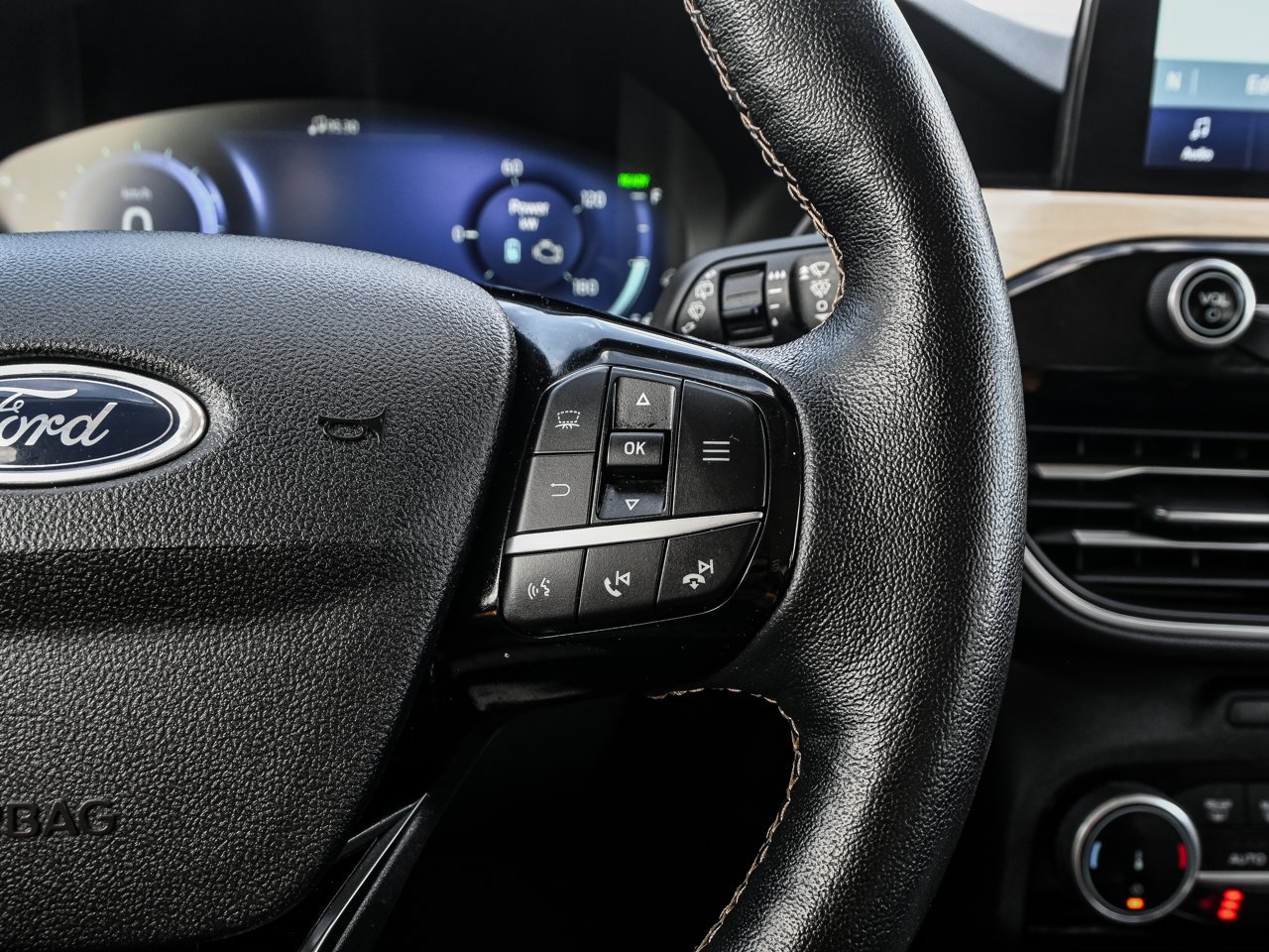2022 Ford Escape Titanium Plug-In Hybrid FWD White Sherwood Park - photo #24