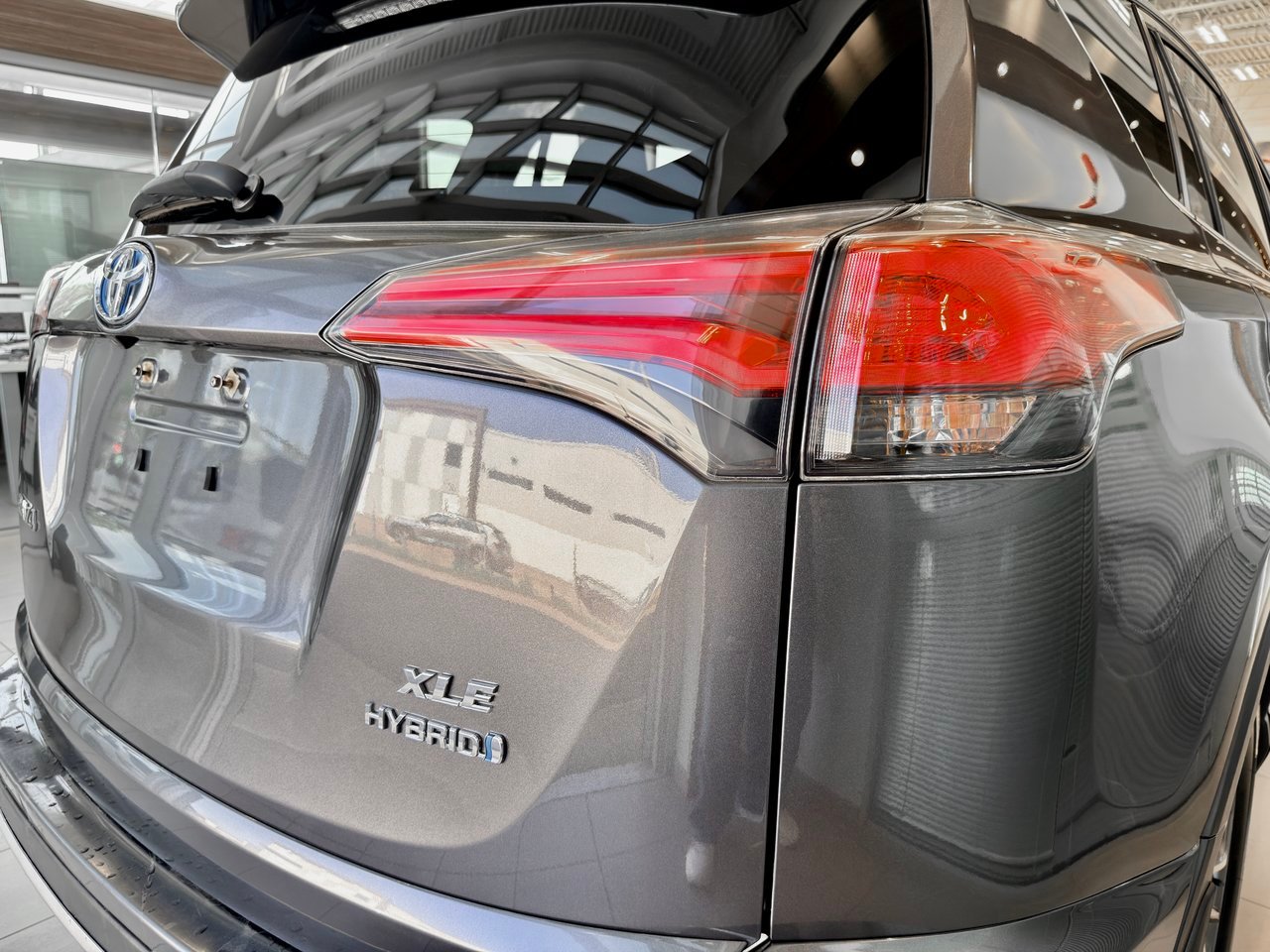 2017 Toyota RAV4 Hybrid Silver Notre-Dame-des-Prairies - photo #9