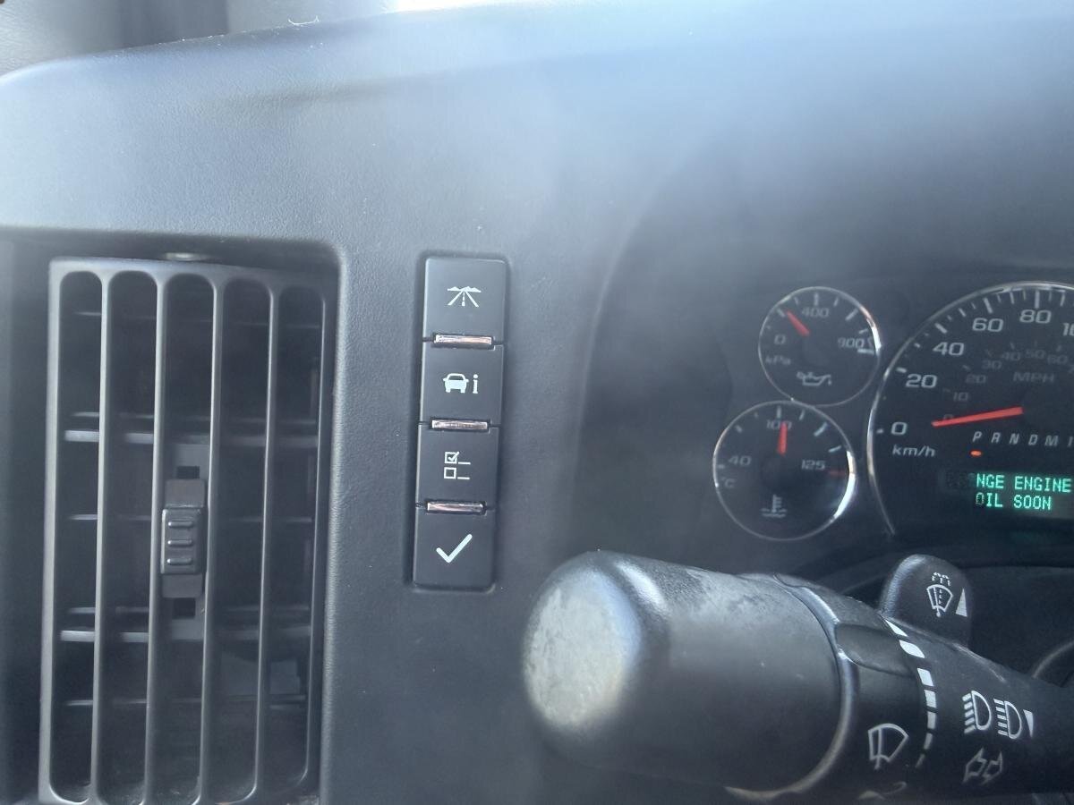 2023 GMC Savana White  - photo #12