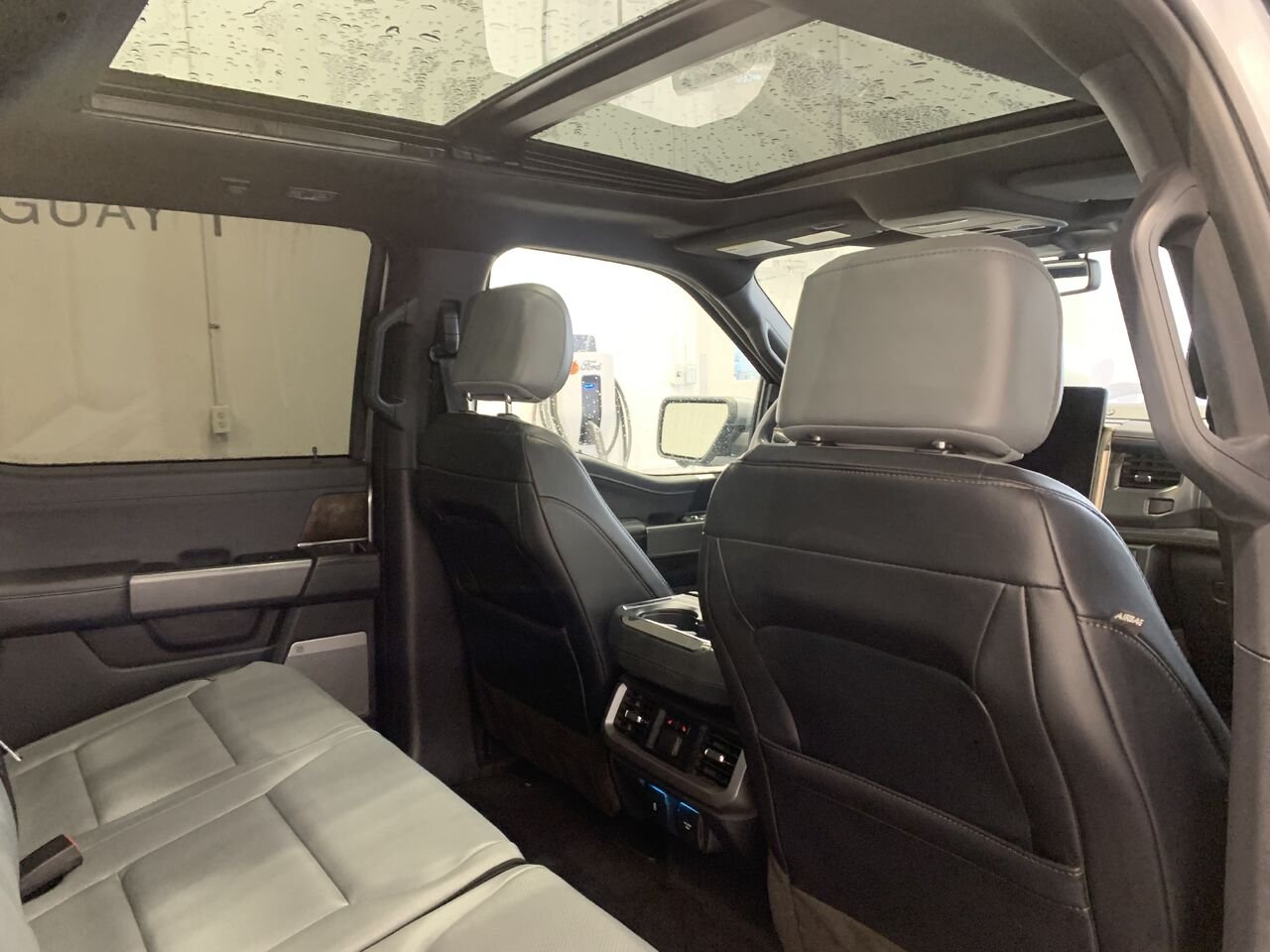 Ford F-150 Lightning LARIAT LARIAT + GROSSE BATTERIE +CUIR + TOIT PANO, REMORQ MAX 2023 Argent Châteauguay - photo #14