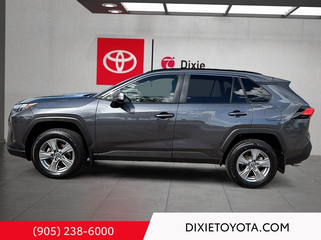 2025 Toyota RAV4 XLE AWD / HEATED SEATS / MOONROOF / ALLOY WHEELS / CARPLAY AND ANDROID AUTO Grey Mississauga - photo #5