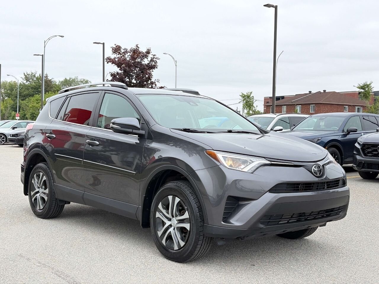2017 Toyota RAV4 LE Grey Gatineau - photo #6