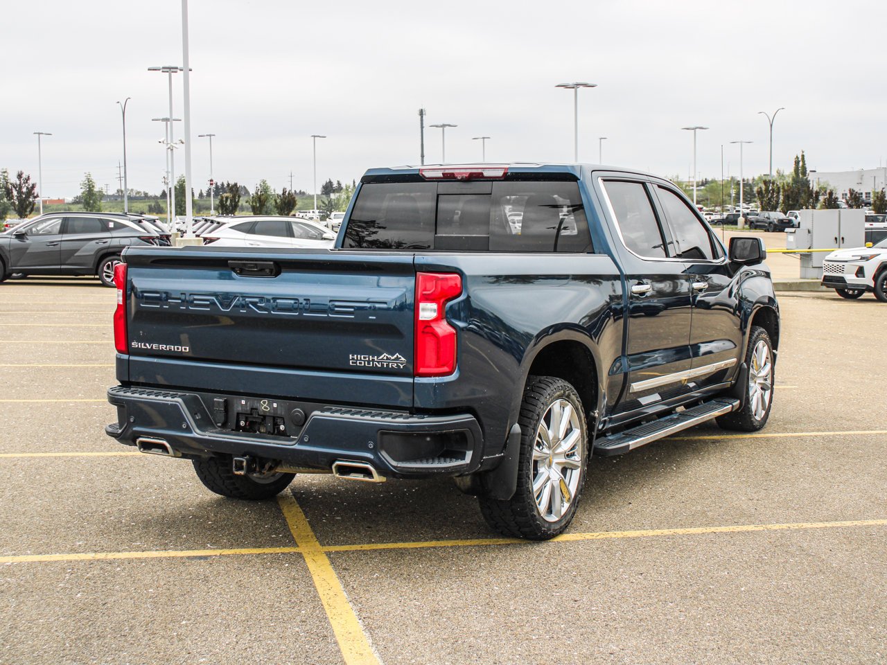2022 Chevrolet Silverado 1500 4WD Crew Cab 147 High Country Blue Sherwood Park - photo #8