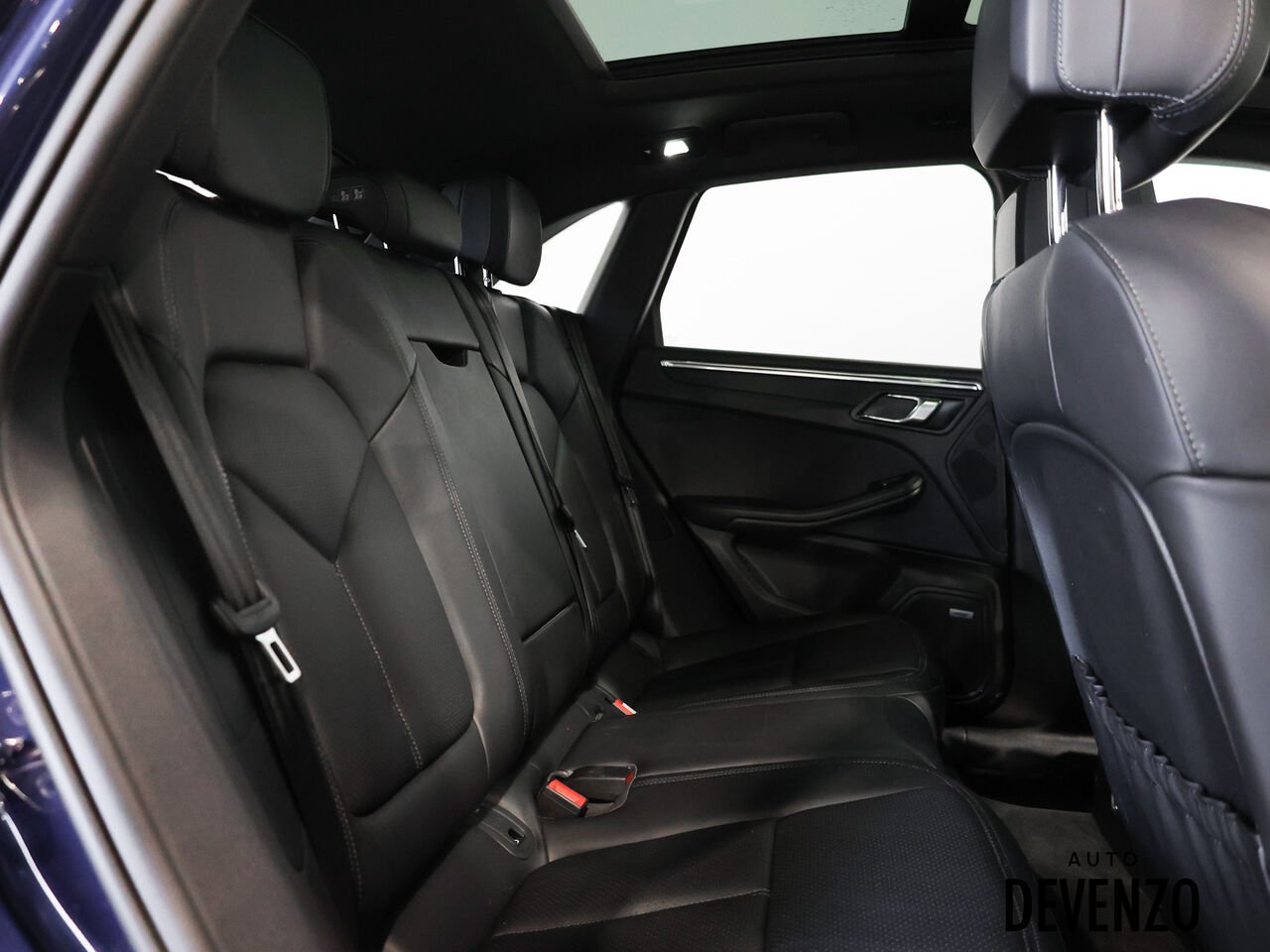 2025 Porsche Macan Blue Saint-Eustache - photo #9