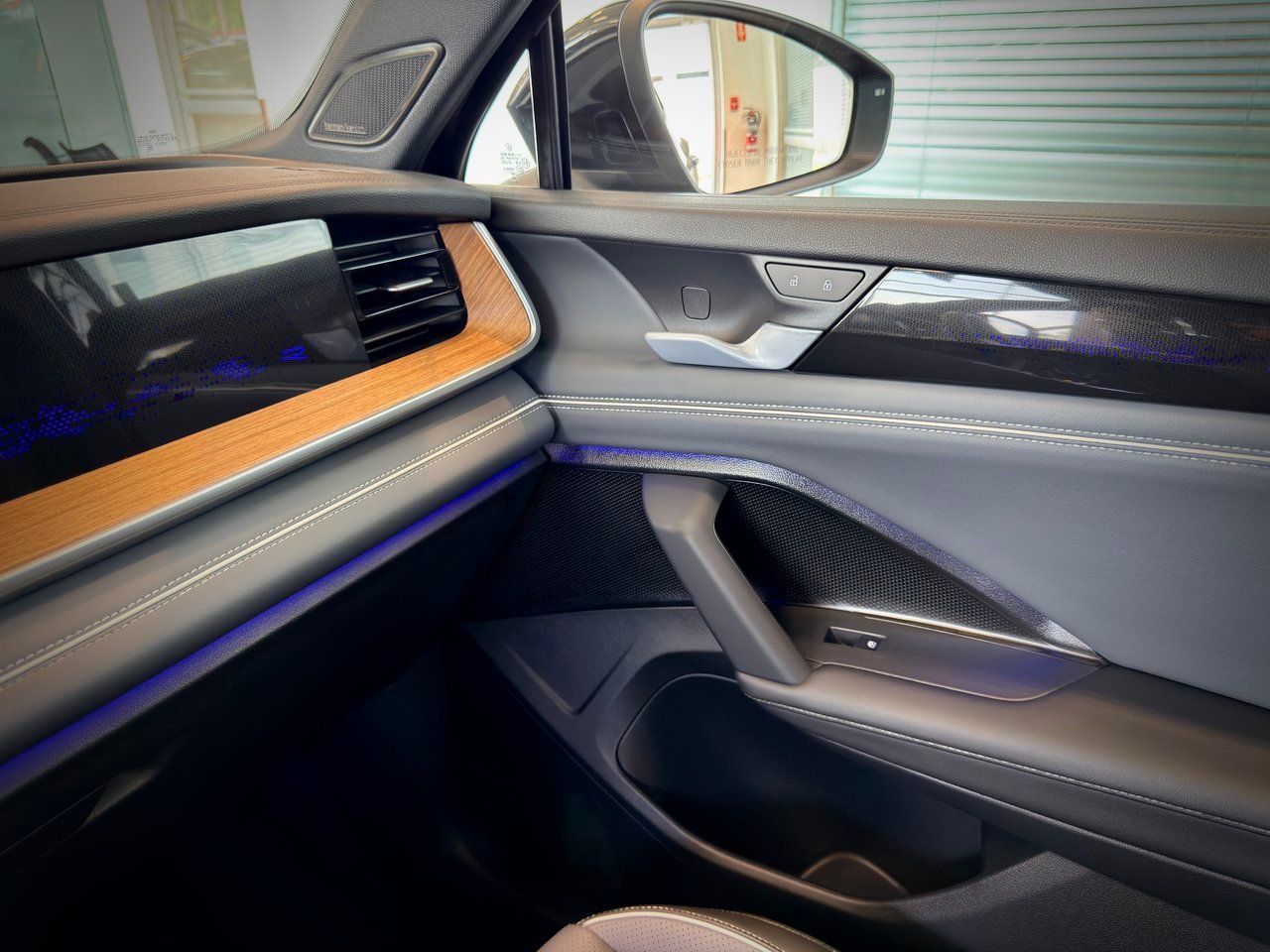 2026 Volkswagen Tiguan Black Notre-Dame-des-Prairies - photo #27