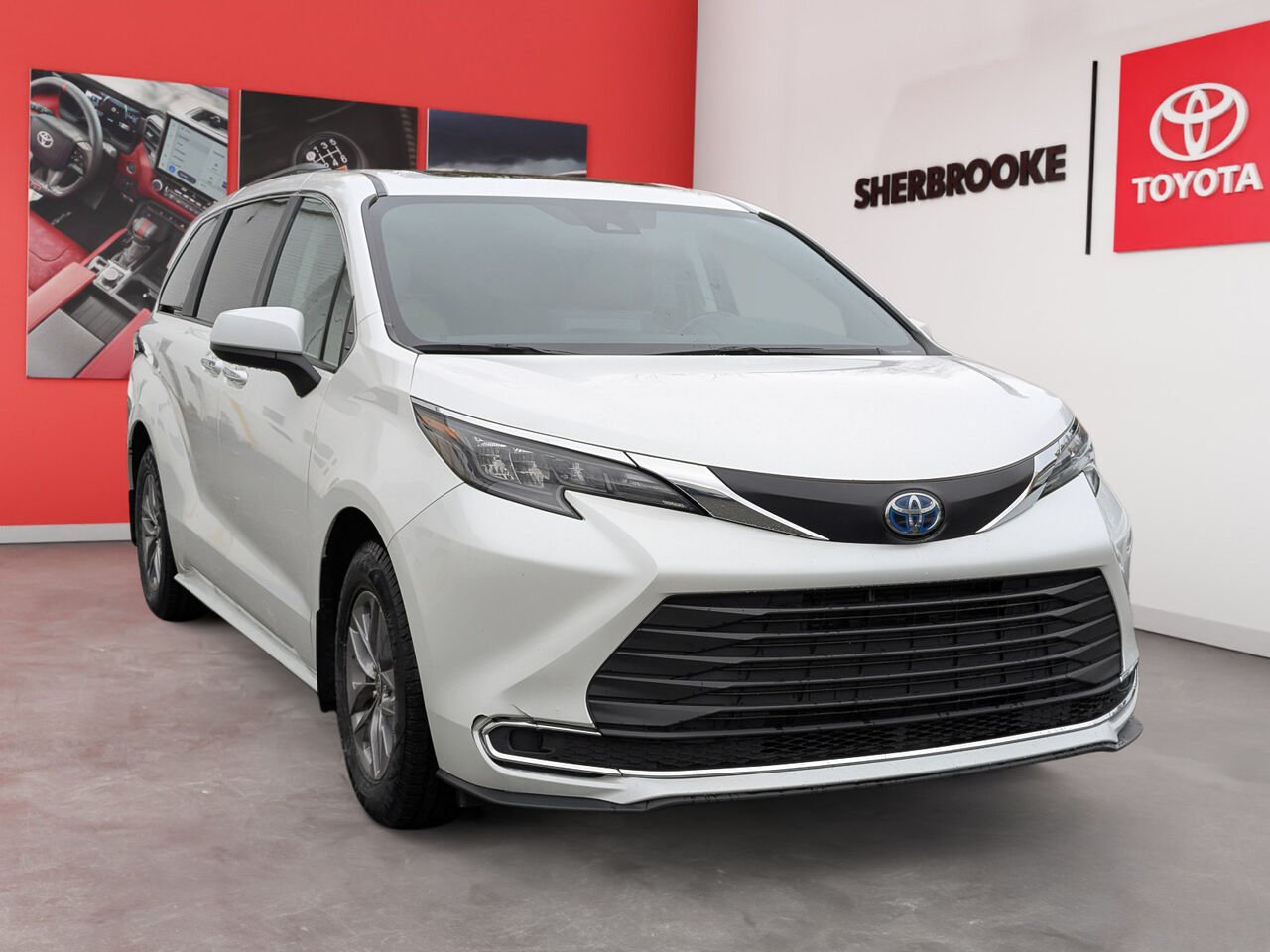 Toyota Sienna XLE 8 places/HYBRIDE CUIR/ TOIT OUVRANT 2024 Frisson glacé nacré Sherbrooke - photo #1