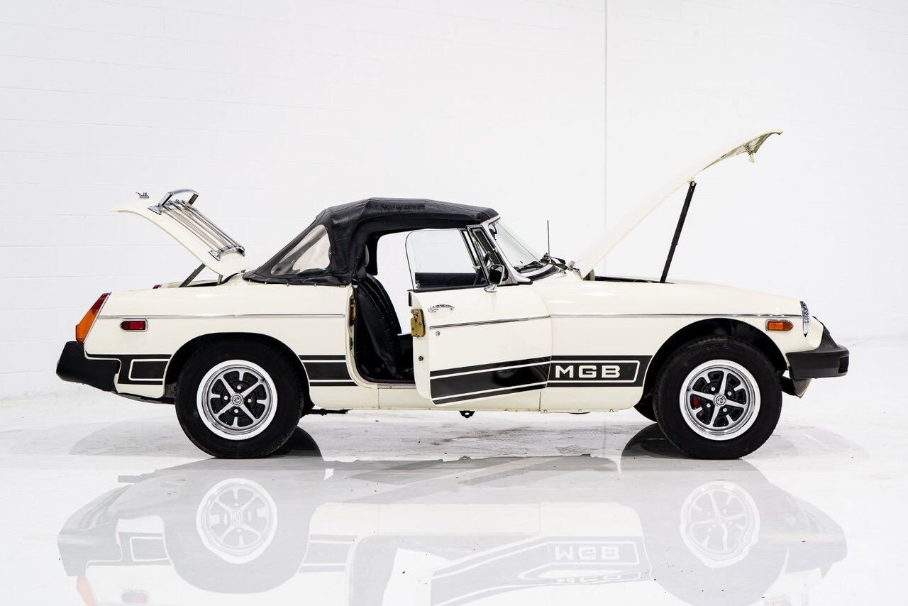 MG B Beautifully presented from former complete restoration 1979 Blanc Montréal - photo #31