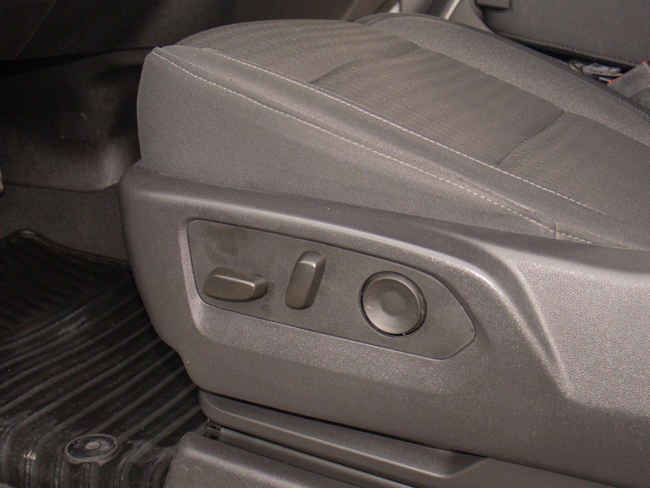 2025 Chevrolet Silverado 1500 4WD Crew Cab 147 LT White Sherwood Park - photo #16