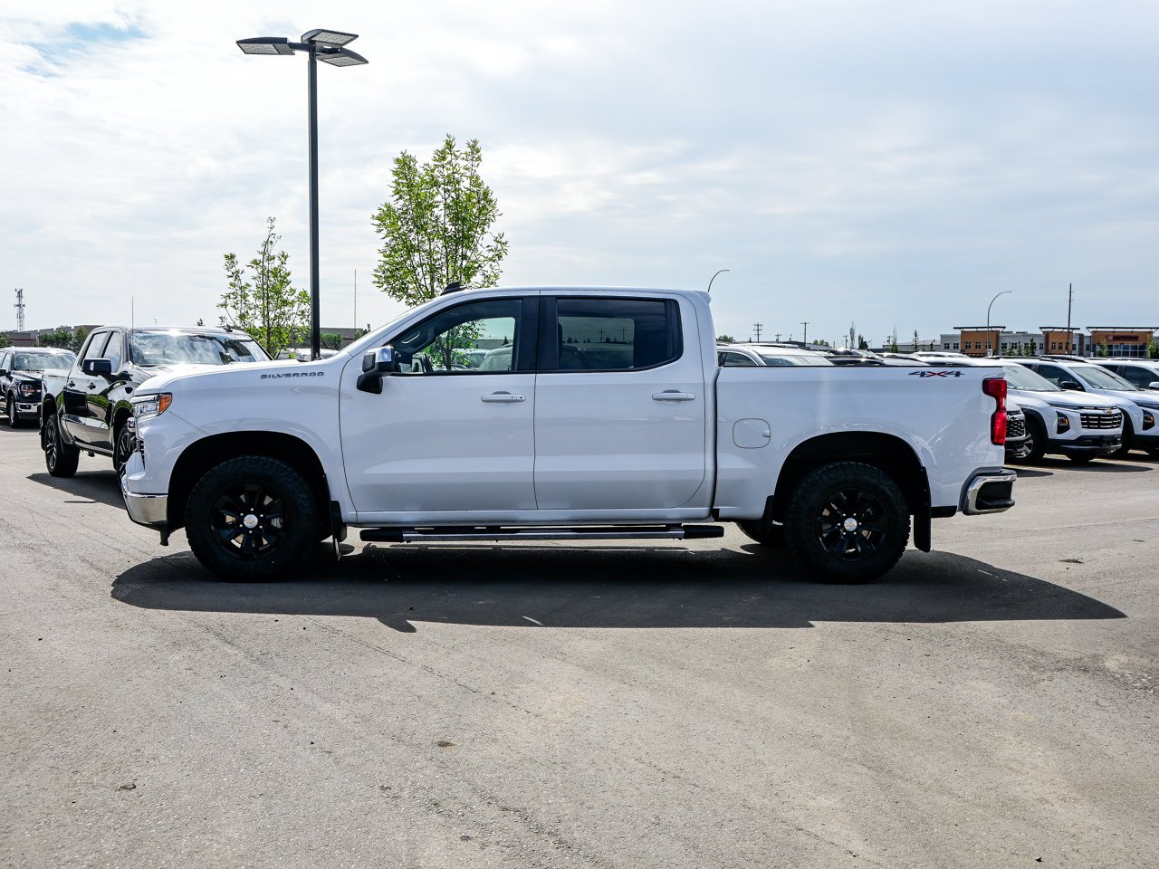 2024 Chevrolet Silverado 1500 4WD Crew Cab 147 LT White Sherwood Park - photo #9