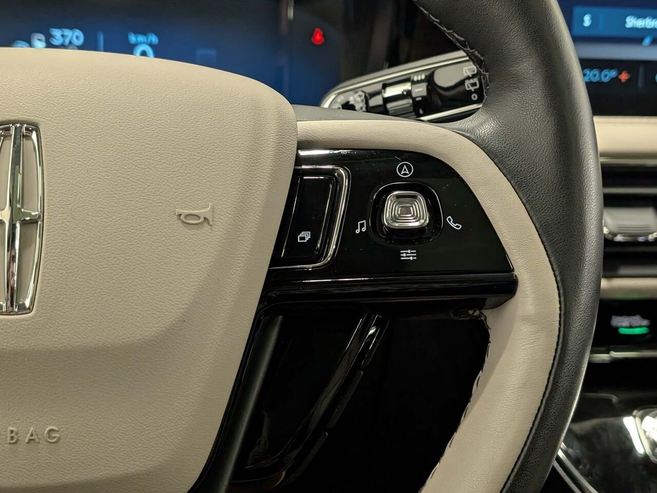 2025 Lincoln CORSAIR Grand Touring Hybrid AWD White Sherbrooke - photo #13