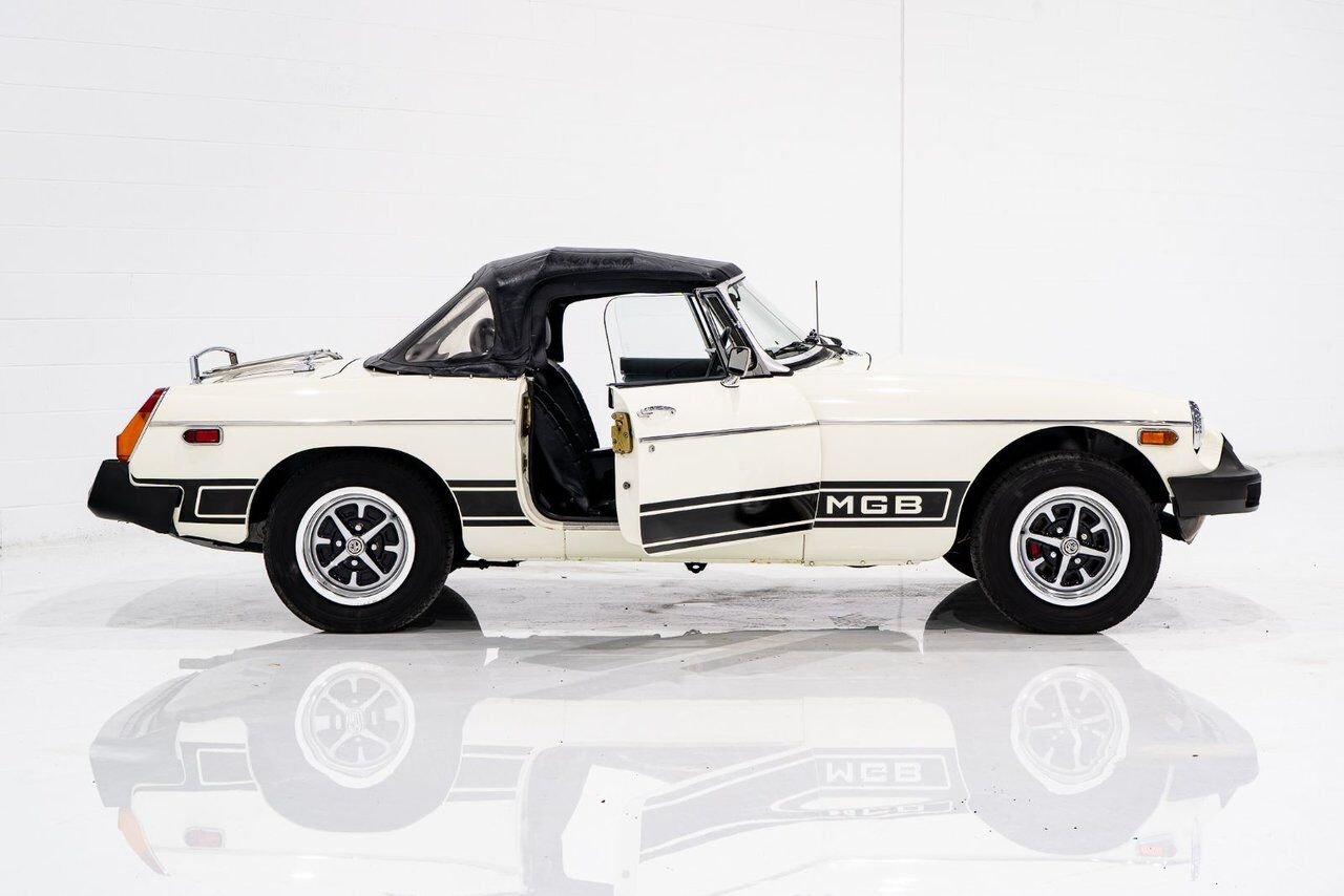 MG B Beautifully presented from former complete restoration 1979 Blanc Montréal - photo #32