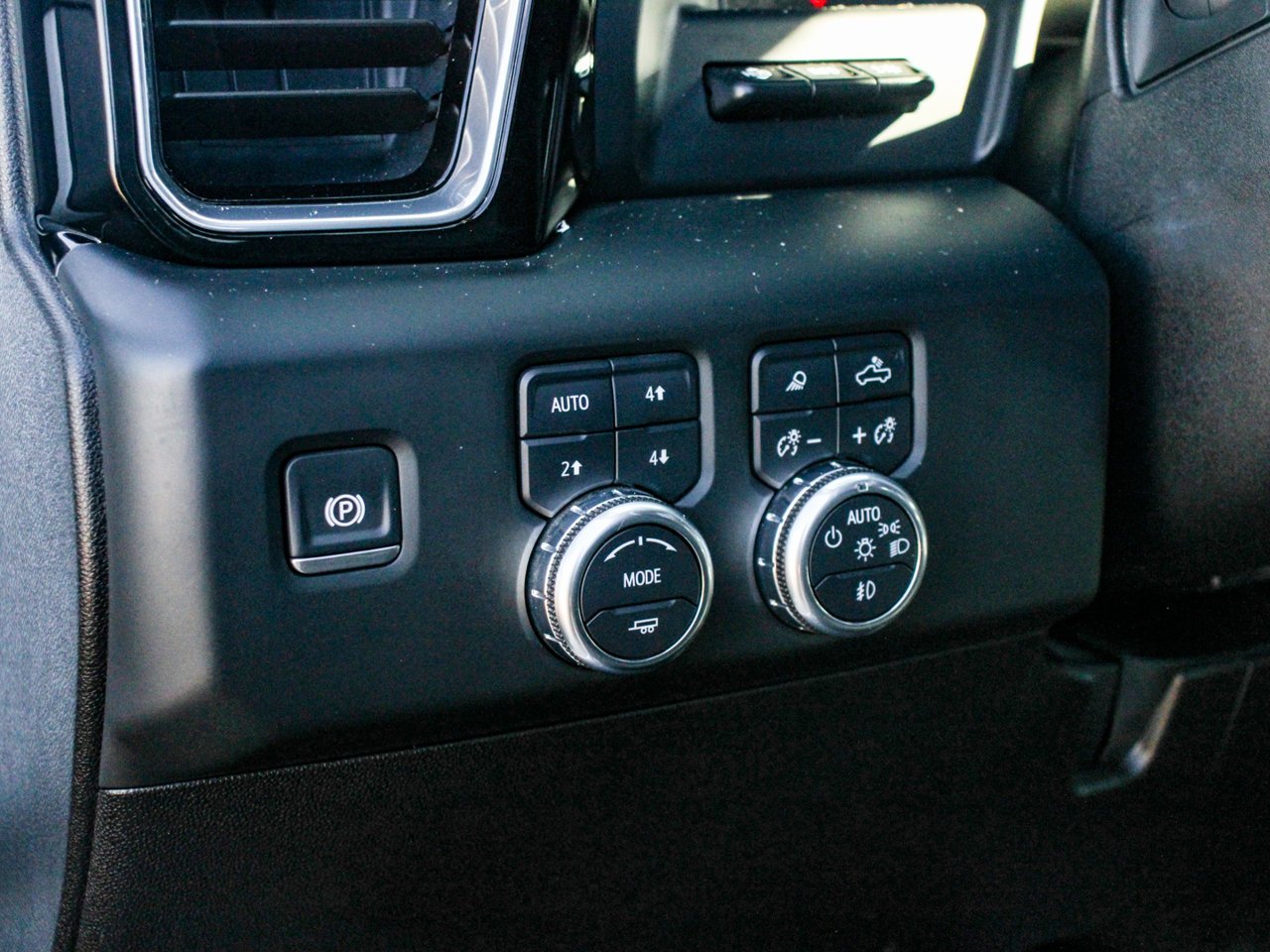 2024 GMC Sierra 3500HD 4WD Crew Cab 159 Denali White Sherwood Park - photo #18