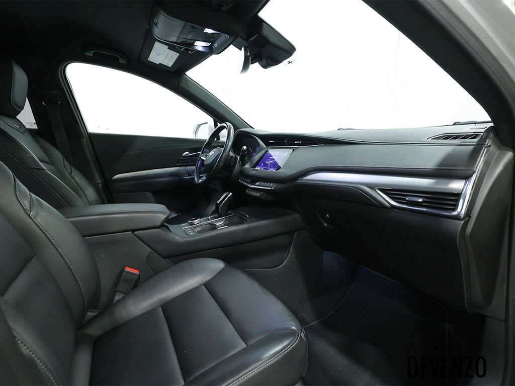 2020 Cadillac XT4 Silver Saint-Eustache - photo #6