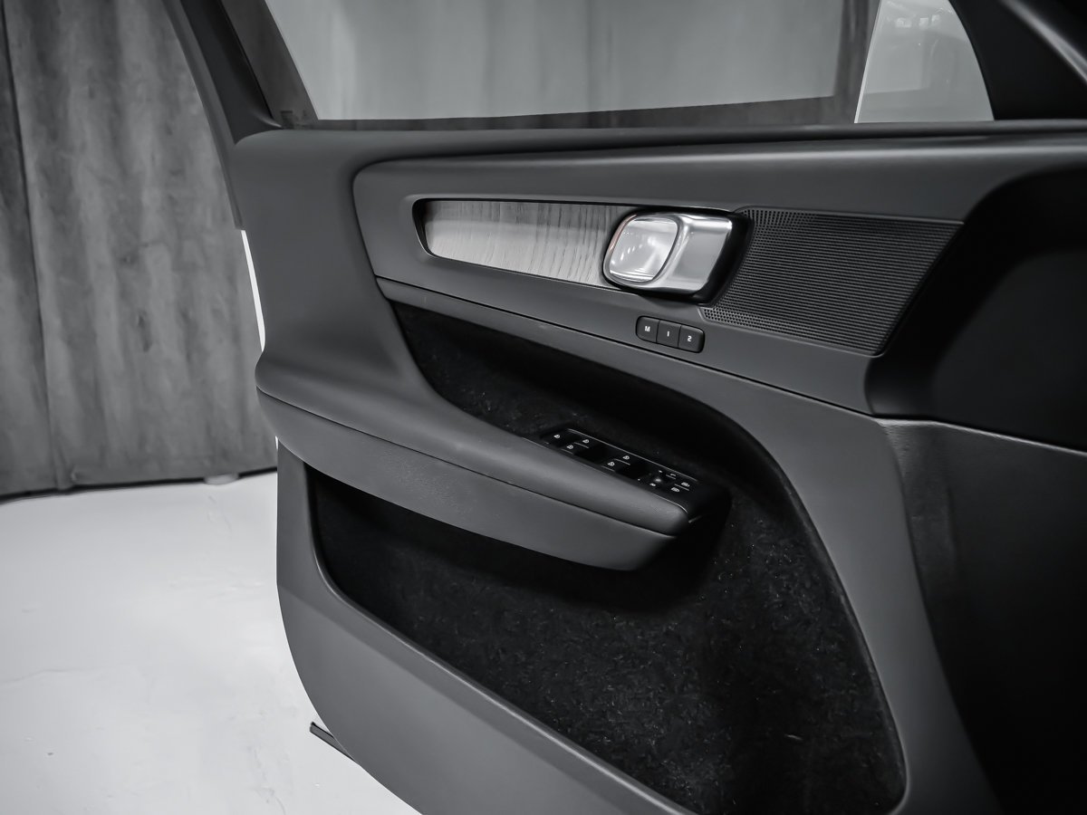 2023 Volvo XC40 B5 CORE CONVENIENCE CLIMATE White Montreal - photo #8