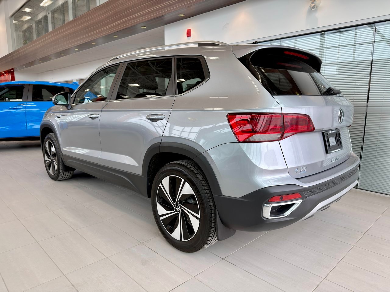 Volkswagen Taos 2023 Argent Notre-Dame-des-Prairies - photo #7