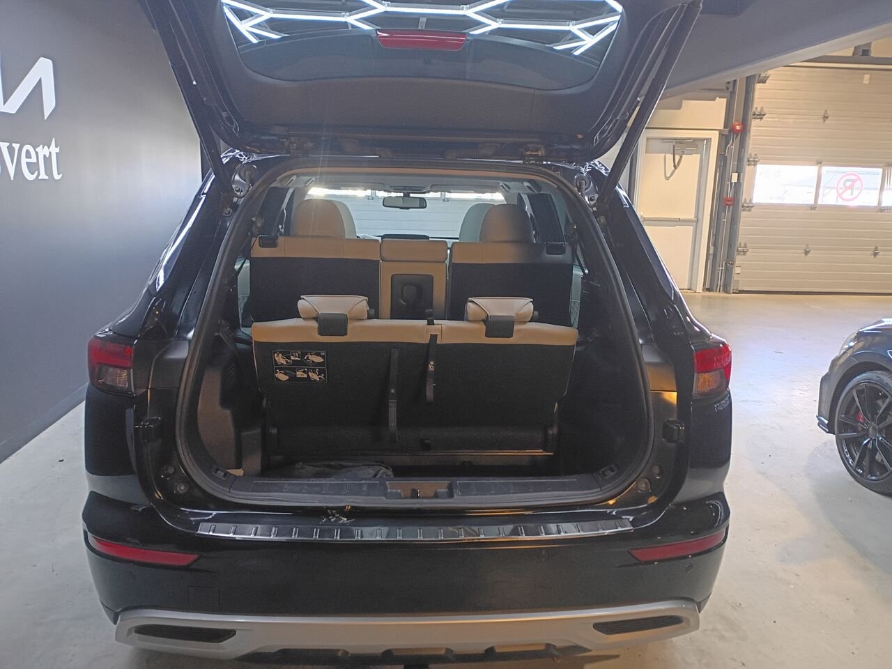 2023 Mitsubishi Outlander Plug-In Hybrid Black Blainville - photo #12