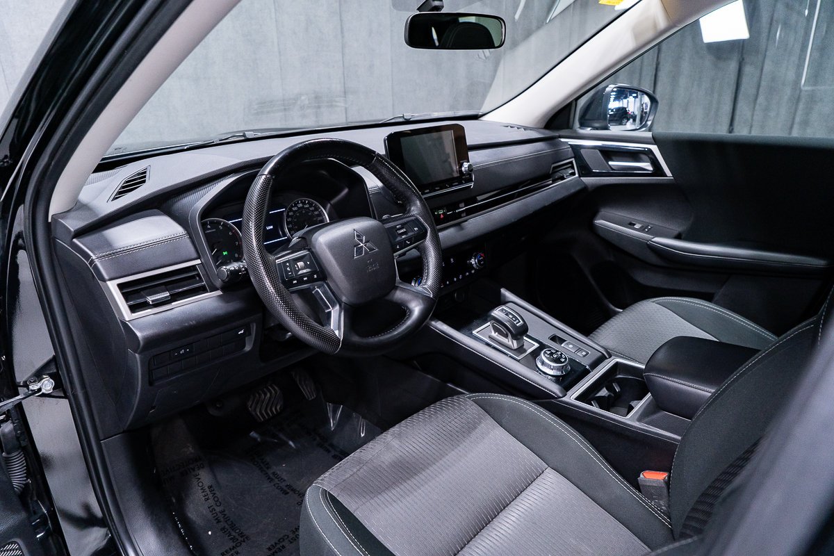 Mitsubishi Outlander SE S-AWC 7 PLACES TOIT PANORAMIQUE 2024 Noir Montréal - photo #6