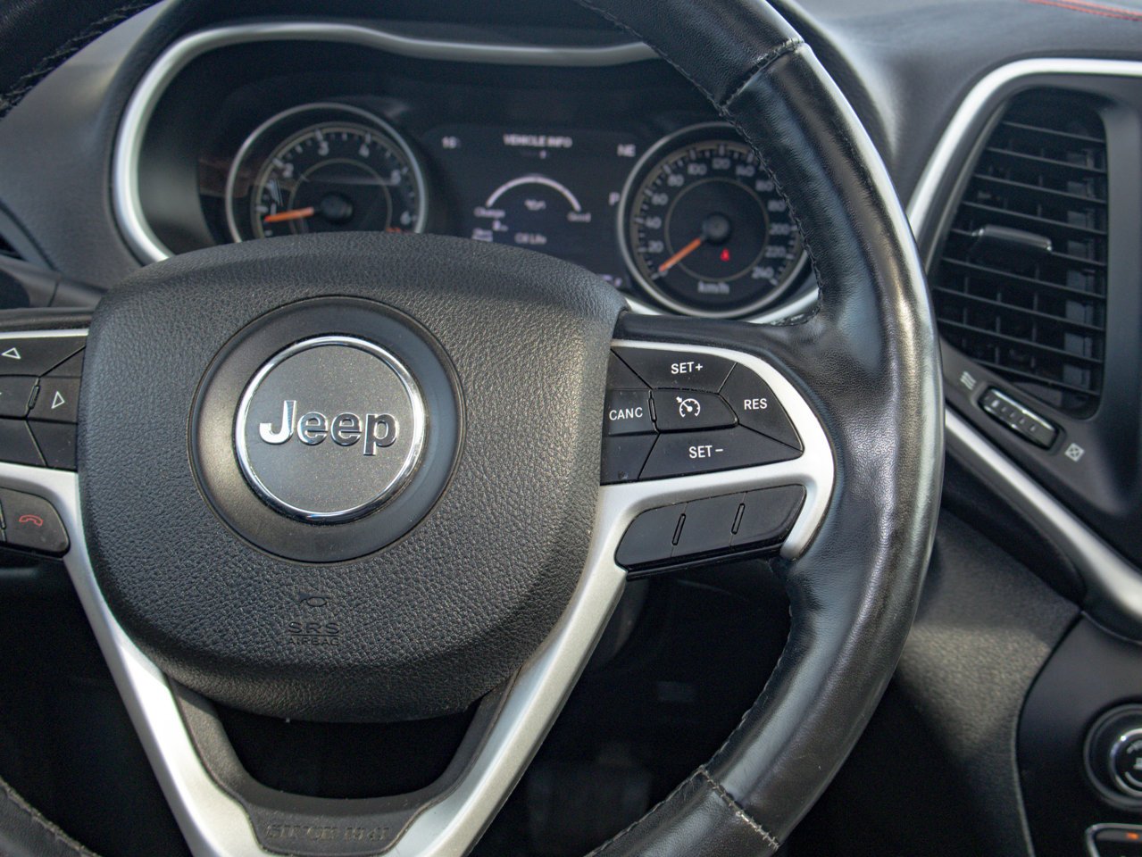 2015 Jeep Cherokee 4WD 4dr Trailhawk gray Sherwood Park - photo #24