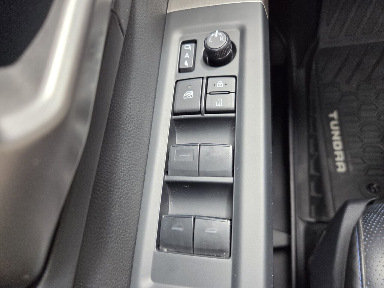 Toyota TUNDRA PLATINUM 2026 Noir Mont-Laurier - photo #13