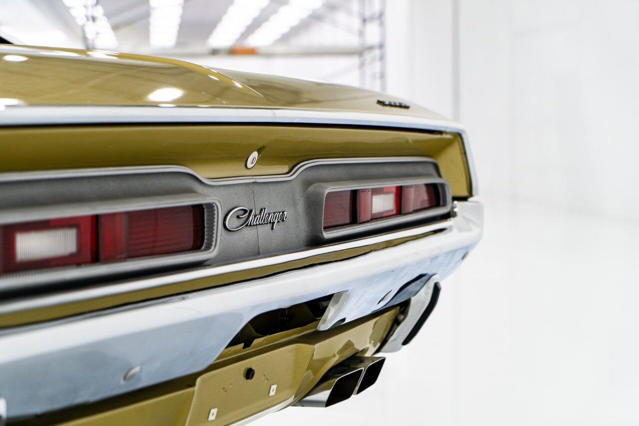 1971 Dodge Challenger *PRIX EN USD* Convertible Fully restored to desirable specifications Gold Montreal - photo #48