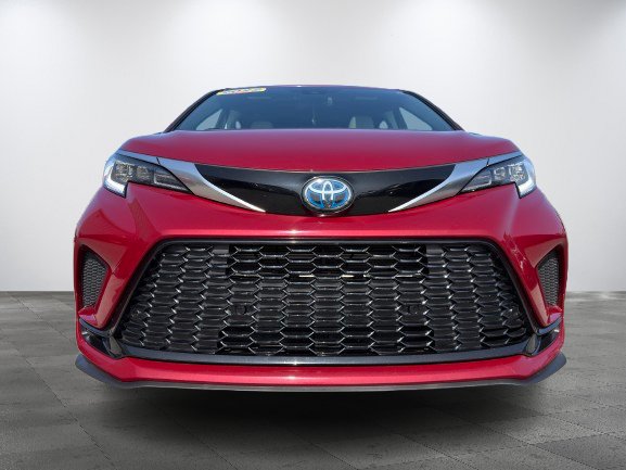 2022 Toyota Sienna Red Thetford Mines - photo #1