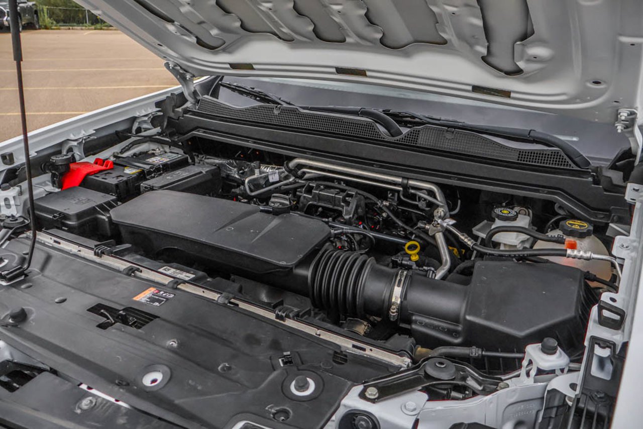 2024 Chevrolet Colorado 4WD Crew Cab WT White Sherwood Park - photo #11