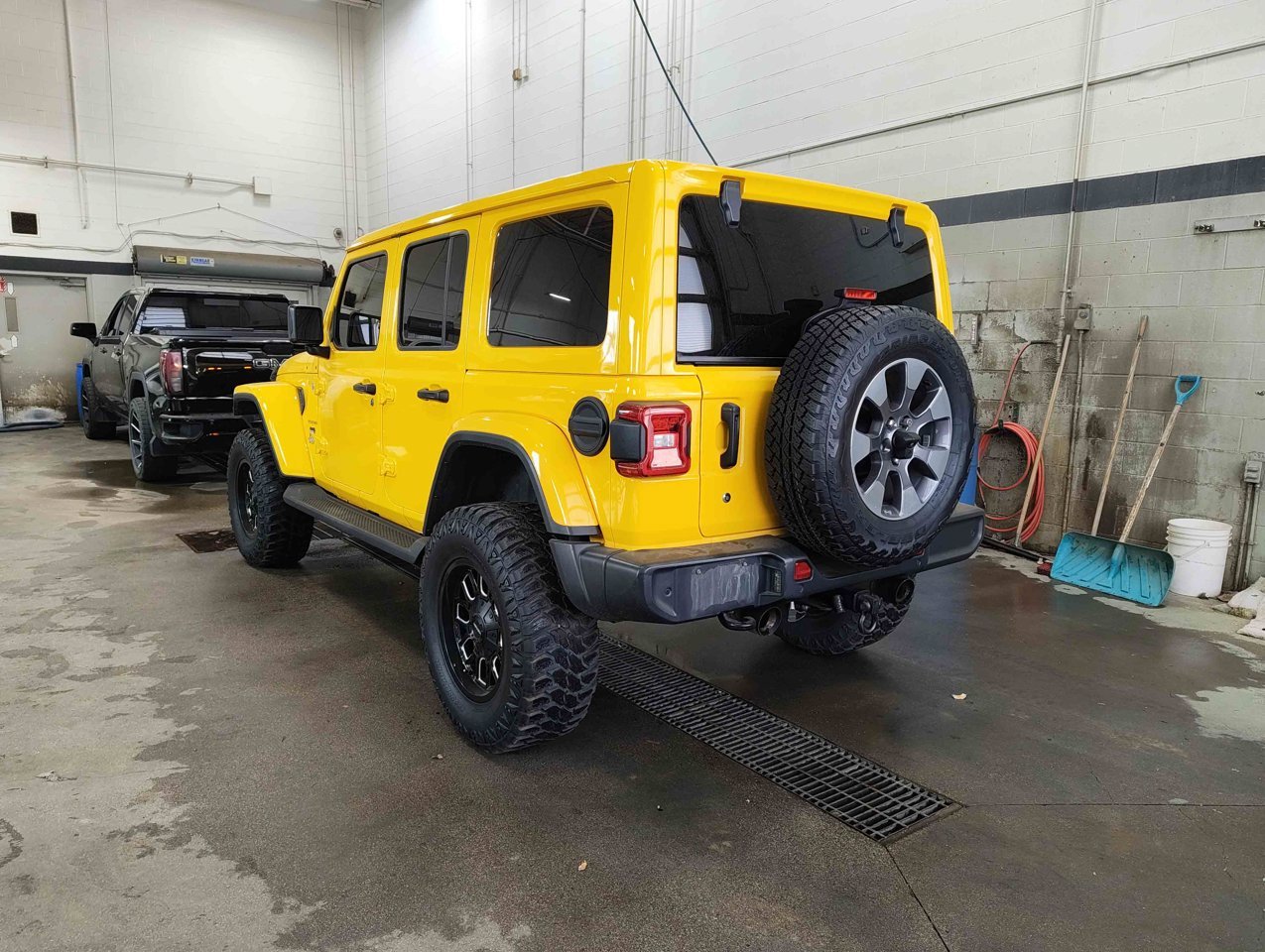 2019 Jeep Wrangler Unlimited Sahara 4x4 Yellow Sherwood Park - photo #3