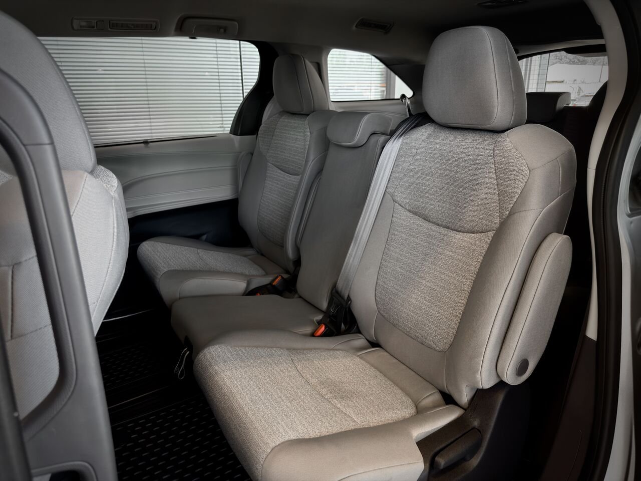 2022 Toyota Sienna Silver Notre-Dame-des-Prairies - photo #21