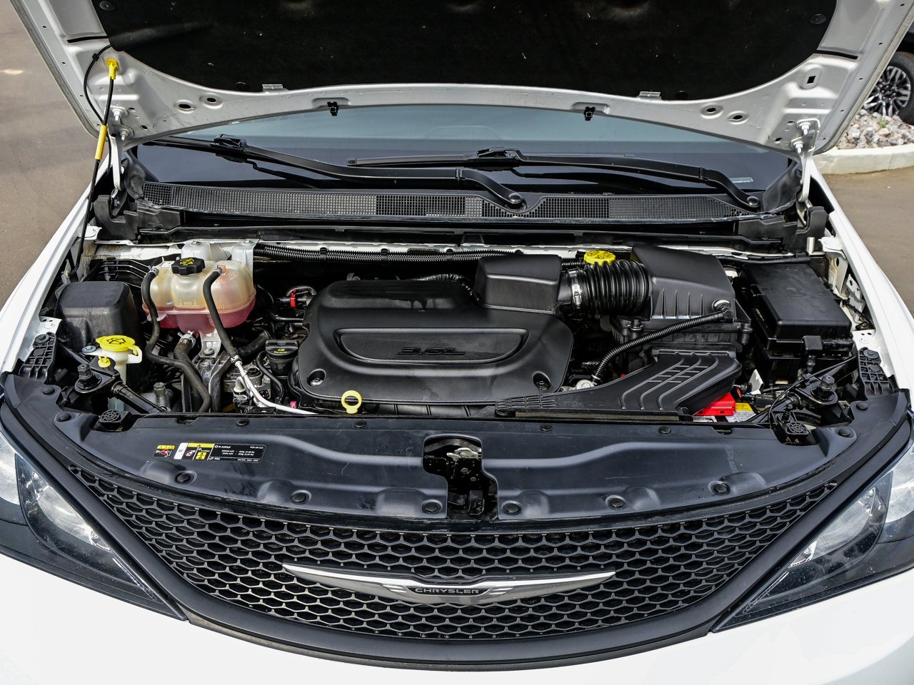 2024 Chrysler Grand Caravan SXT 2WD White Sherwood Park - photo #8