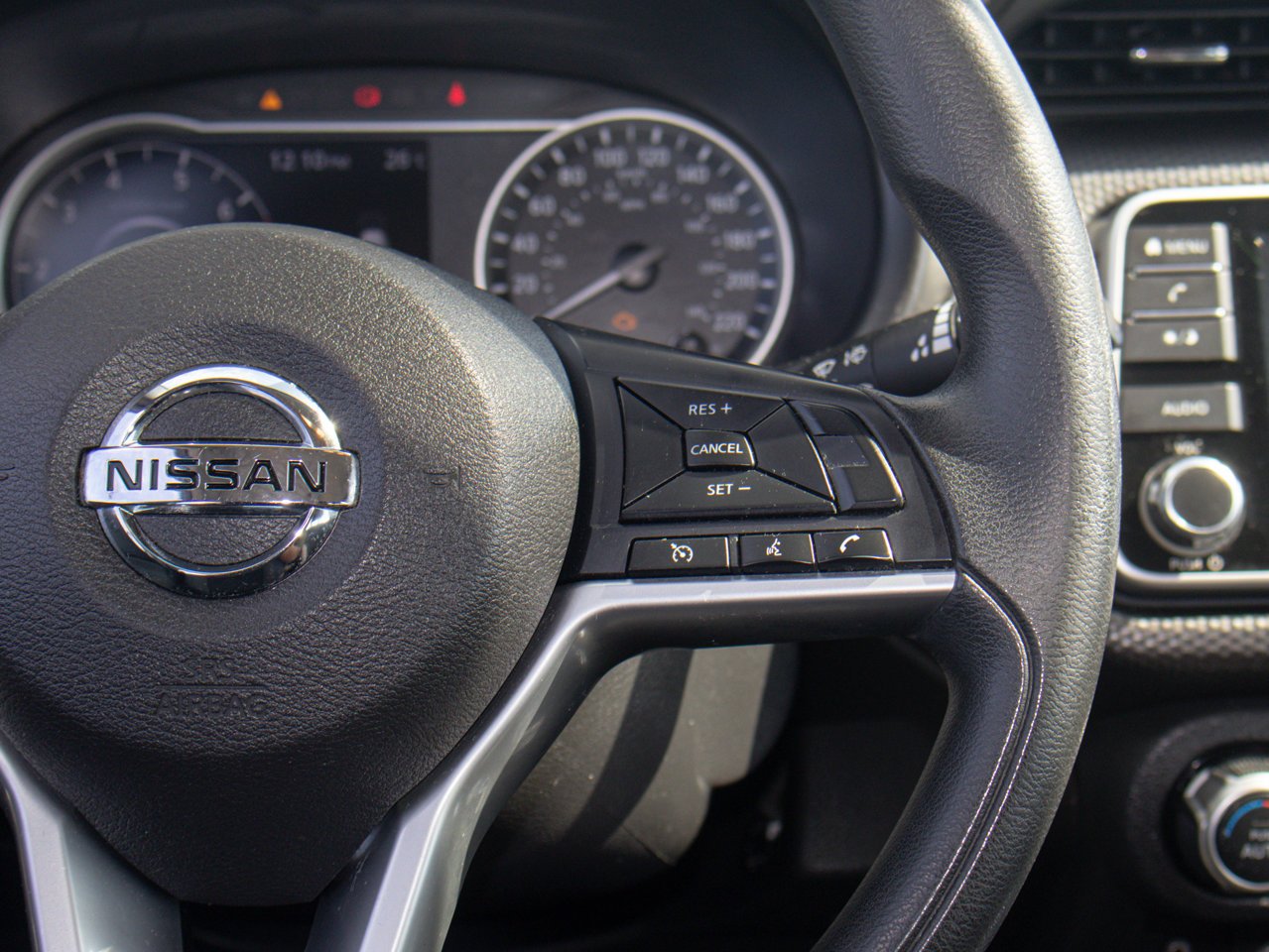 2019 Nissan Kicks SV FWD White Sherwood Park - photo #22