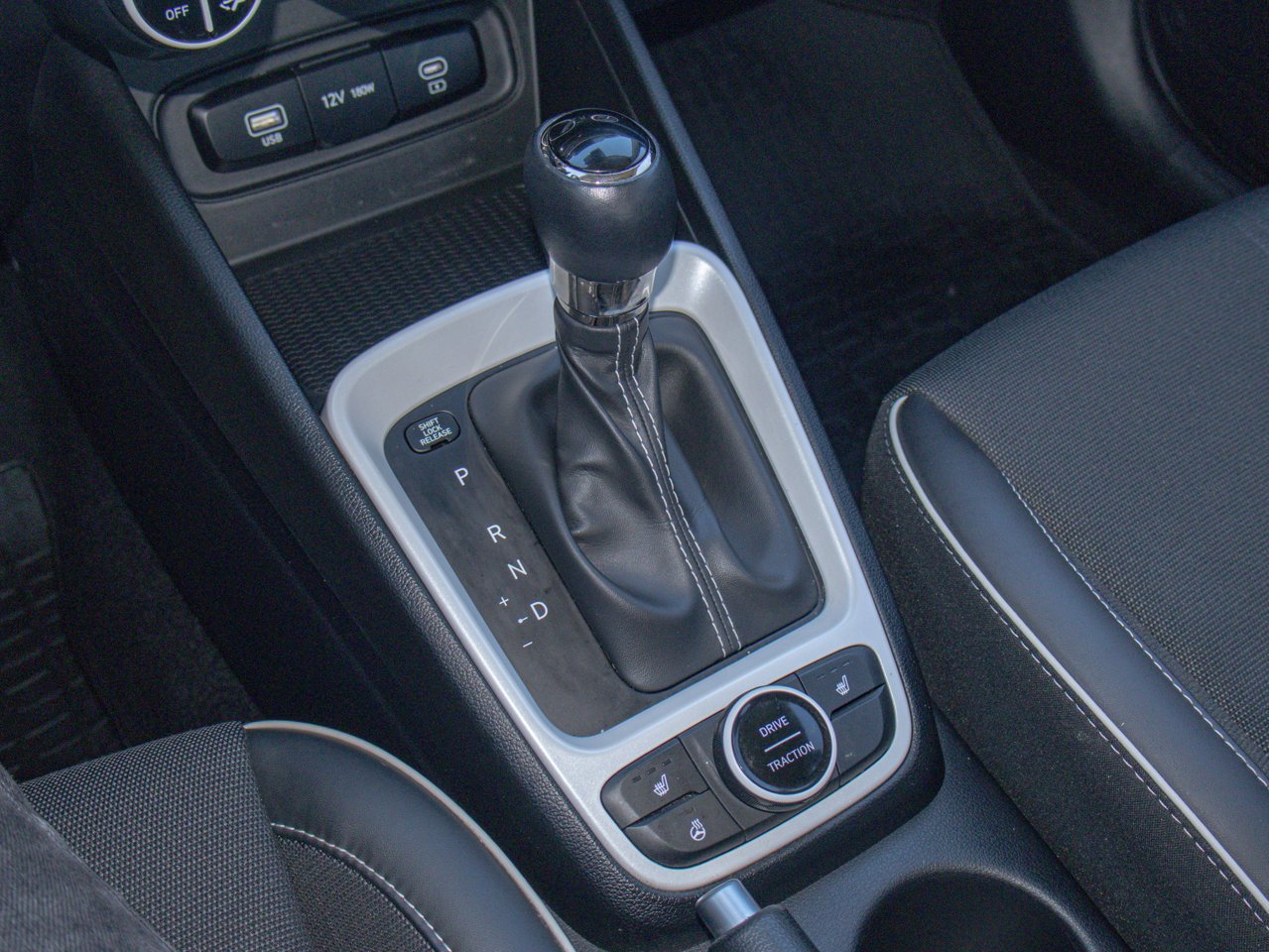 2024 Hyundai Venue Ultimate IVT w/Black Interior White Sherwood Park - photo #28
