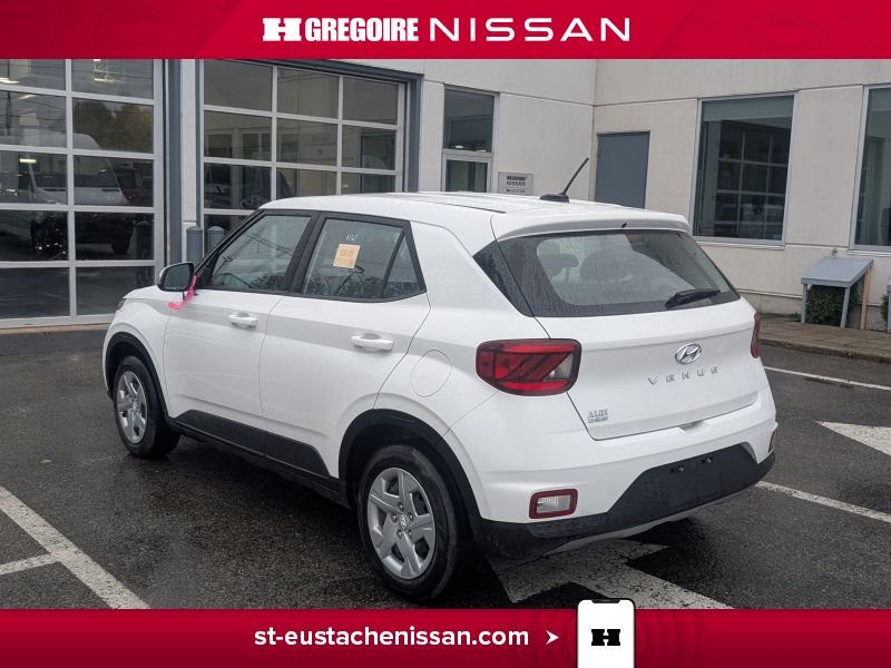 2023 Hyundai Venue White Laval - photo #7