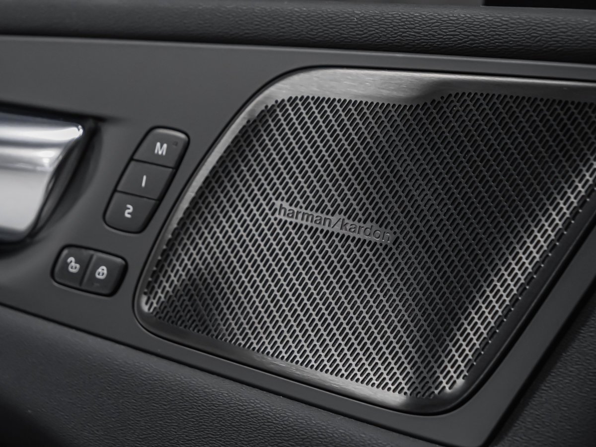2023 Volvo XC60 B6 PLUS DARK CLIMAT HARMAN KARDON Purple Montreal - photo #9