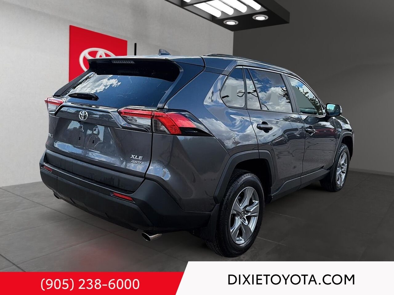 2025 Toyota RAV4 XLE AWD / HEATED SEATS / MOONROOF / ALLOY WHEELS / CARPLAY AND ANDROID AUTO Grey Mississauga - photo #3
