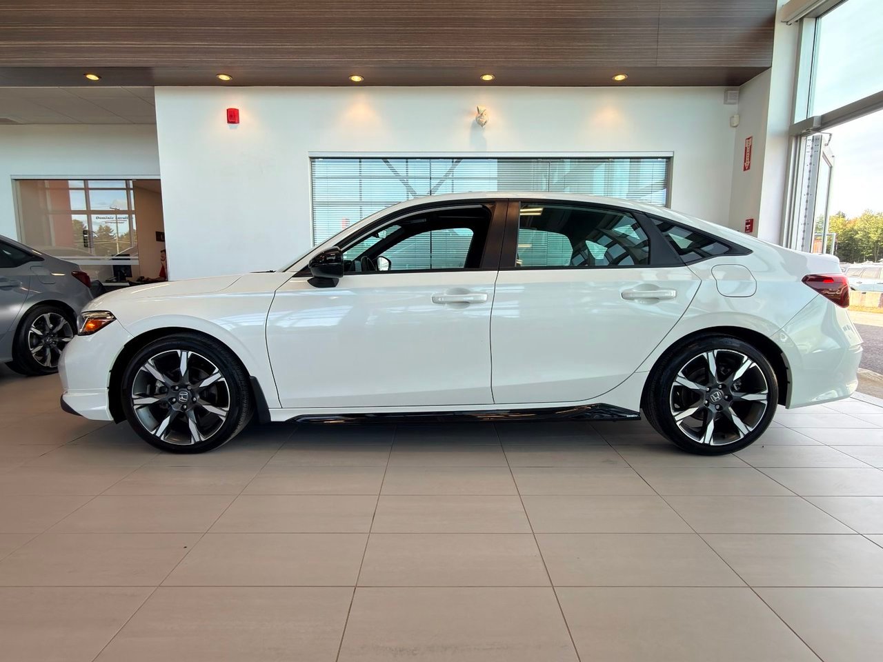 2025 Honda Civic Sedan Hybrid White Notre-Dame-des-Prairies - photo #8
