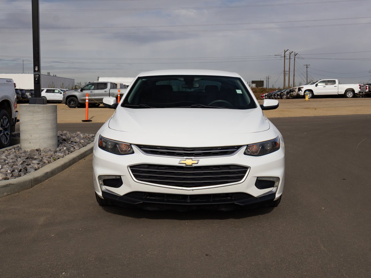 2017 Chevrolet Malibu 4dr Sdn LT w/1LT White Sherwood Park - photo #2