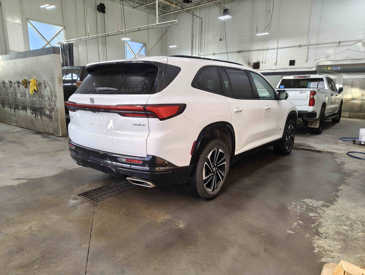 2025 Buick Enclave AWD 4dr Sport Touring White Sherwood Park - photo #5