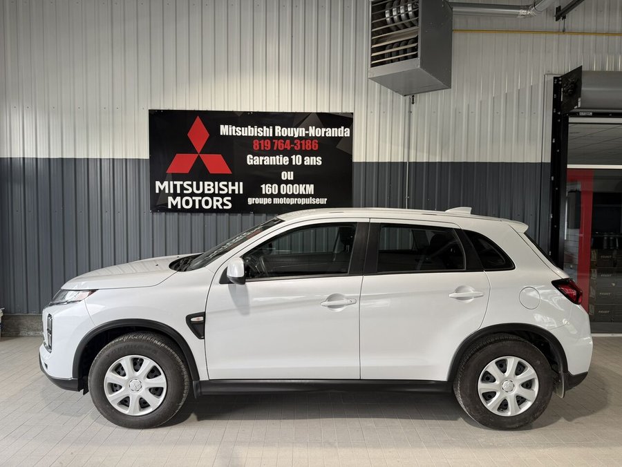 2023 Mitsubishi RVR ES AWC White