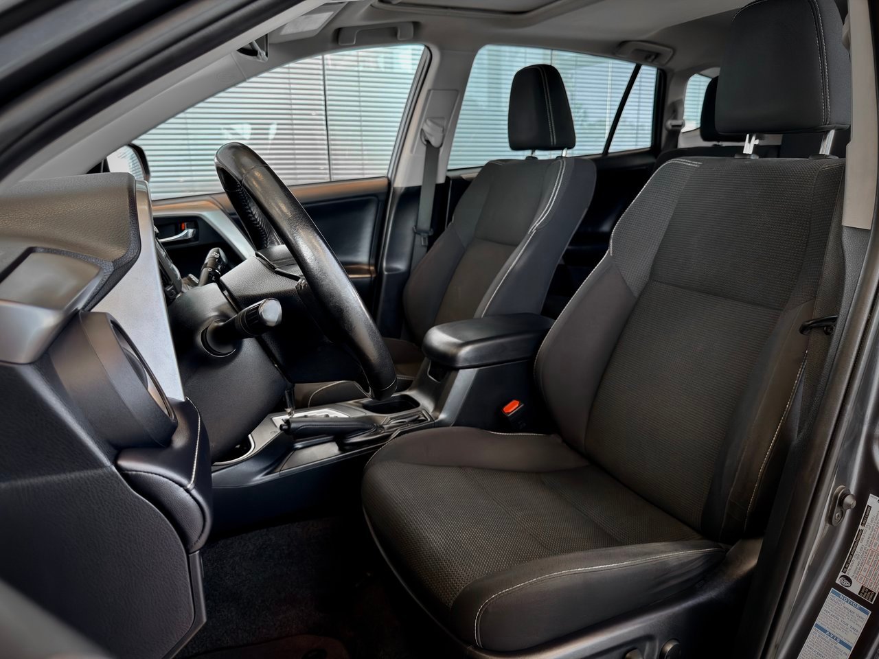 2017 Toyota RAV4 Hybrid Silver Notre-Dame-des-Prairies - photo #20