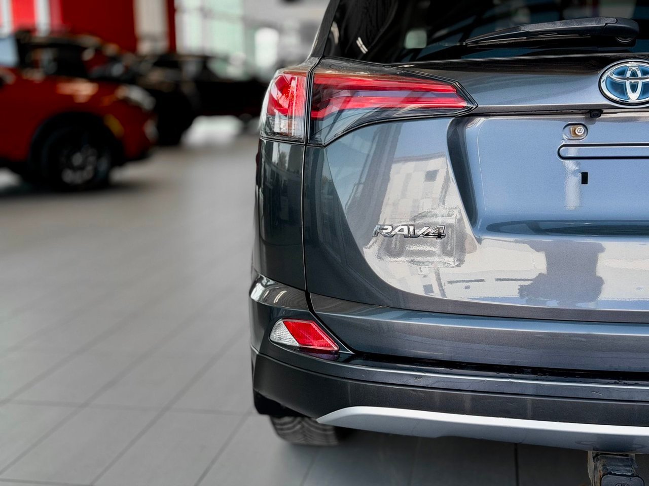 2017 Toyota RAV4 Hybrid Silver Notre-Dame-des-Prairies - photo #10