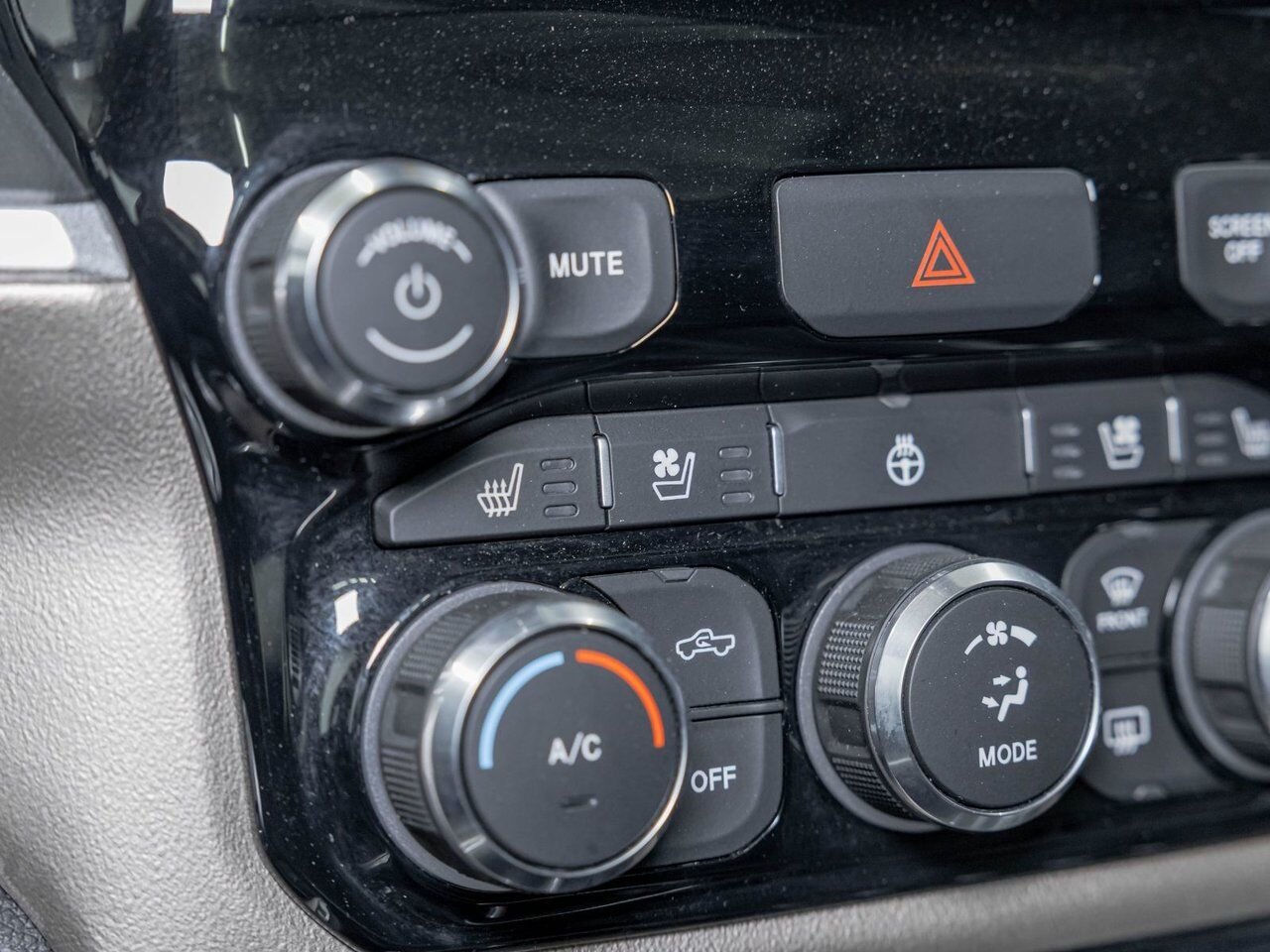 2020 Ram 1500 LARAMIE CREW 4X4 V8 *TOIT* NAV CUIR SIÈGES VENTIL Granite Crystal Saint-Jérôme - photo #17