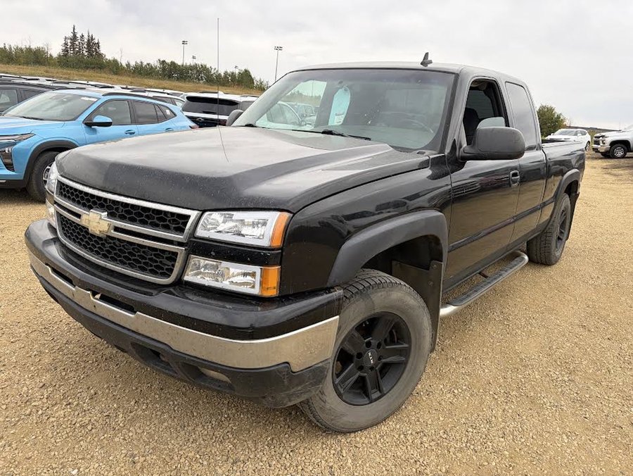 2006 Chevrolet Silverado 1500 Base Ext Cab 5.3L | Running Boards Black