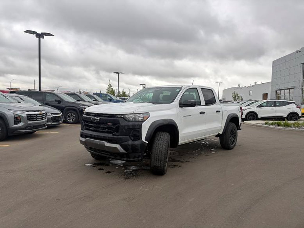 2024 Chevrolet Colorado 4WD Crew Cab Trail Boss White Sherwood Park - photo #2