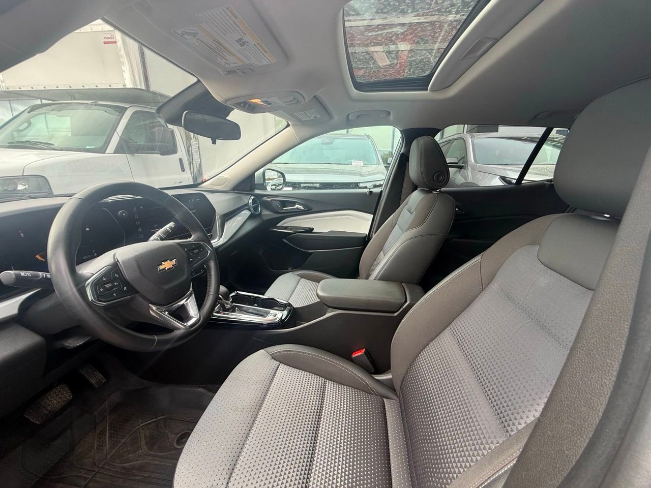 Chevrolet Trax LT *TOIT* SIEGES CHAUFF *REG ADAPT* CARPLAY *PROMO 2024 Gris Saint-Jérôme - photo #15