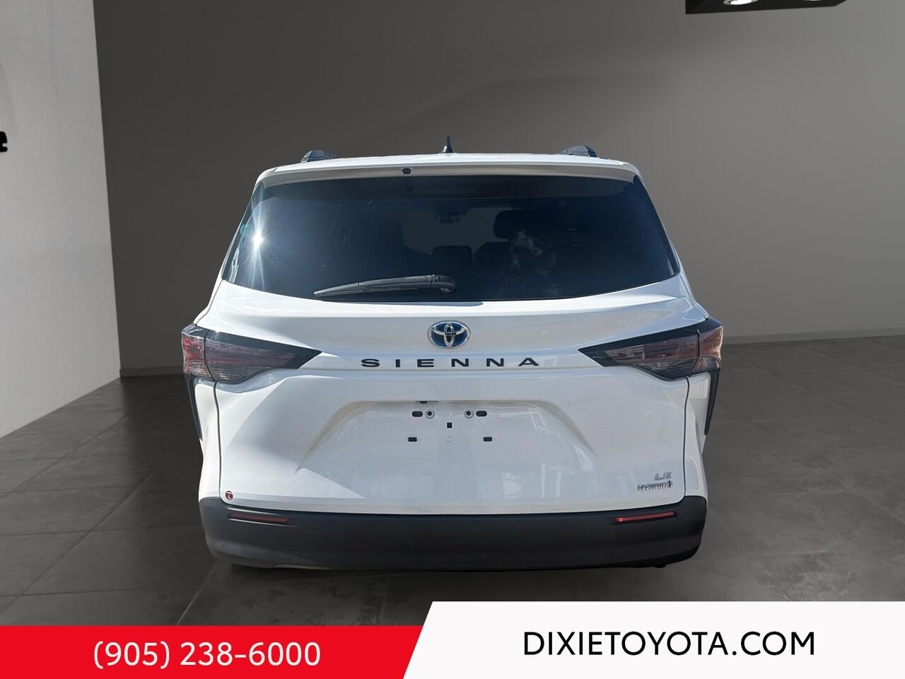 2024 Toyota Sienna HYBRID LE FWD / HEATED SEATS / POWER SLIDING DOORS / 8 SEATER / CARPLAY AND ANDROID AUTO White Mississauga - photo #4